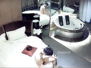 圆床套房年轻情侣激情造爱娇小短发美女被男友压着操干出好多白浆冲刺的时候超级刺激射完妹子还检查套子漏没漏