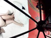 主题酒店俯拍情侣啪啪啪衣服都不脱尝试各种体位美眉有些敏感有点受不了射到浓密的阴毛上了