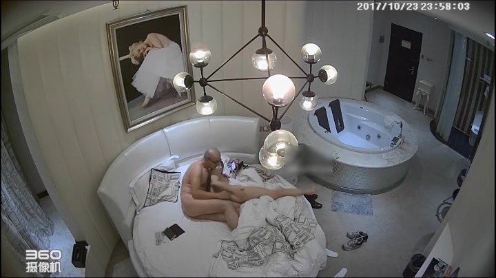 丸子头苗条美丽小少妇开好房等待光头眼镜情夫到来诉斥说喝点猫尿不愿意让碰强行脱掉内裤最后成功啪啪插的很猛