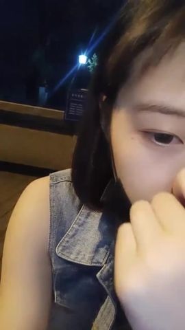 美女主播晚上没穿内裤在天桥玩露出摸逼期间有不少人路过