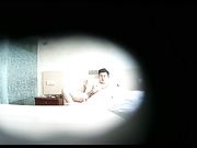 酒店偷拍年轻微胖哥和模特身材漂亮女友近距离镜头啪啪啪地方方言对白