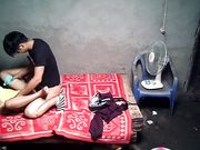 棚户区站街女暗拍洗脚准备开草门被踹开隔壁一对完事的要过来观摩妹子被吓坏了