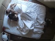 小旅馆俯拍年轻小情侣开房啪啪啪妹子有点婴儿肥皮肤光滑白嫩奶子很大随着抽插