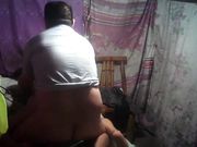 工地保安平头胖大叔简陋房又来找称呼为老婆的鸡婆了进屋就脱口交不戴套经典体位玩一遍内射完了还给洗屌