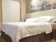 网约外围小姐姐迫不及待揉穴跪在沙发翘起屁股后入