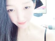 爆乳胸模皮肤白皙如牛奶，吊钟巨乳晃来晃去