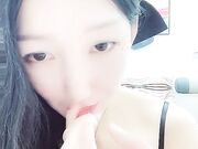 爆乳胸模皮肤白皙如牛奶，吊钟巨乳晃来晃去