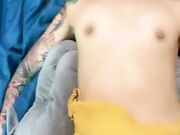 花臂骚女让小哥亲着小嘴玩弄骚穴无套抽插01