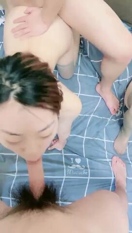 两男两女太会玩了两女身材很匀称又前凸后翘