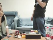 漂亮小少妇跪下口交这画面真有冲击力