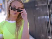 今天她想让她所有的洞都被堵上