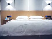 约操长发飘飘清纯美女笑起来甜美乖巧后入01