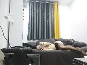 小嫩妹喜持久的累瘫在床 玩着手机再也不想起来了