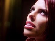 更深的。阿德里安娜戴着手铐，不得不看着