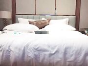 约操外围妹子翘起屁股乳推舔屌掰开双腿就是操