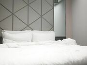 约牛仔裤美妞超近视角深喉扣穴很敏感后入撞击