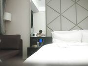 约牛仔裤美妞超近视角深喉扣穴很敏感后入撞击