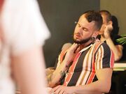 红发妩媚汉堡店服务员人妖拿出鸡巴勾引帅哥高潮口爆