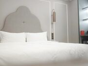 极品风骚网红女丰乳肥臀翘起屁股猛操后入式