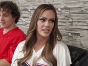 精致女孩喜欢老头和姐妹玩4P拿出老头鸡巴就吃