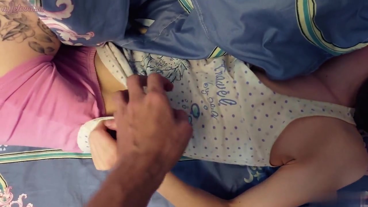 拿出鸡巴往身上尿尿粗大肉棒插嘴里操喉咙