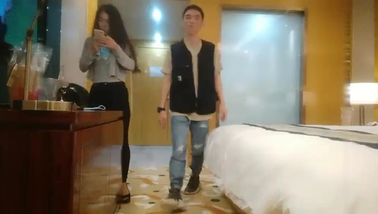 排骨哥带大屌老哥酒店2人先轮流操要把美女操晕01