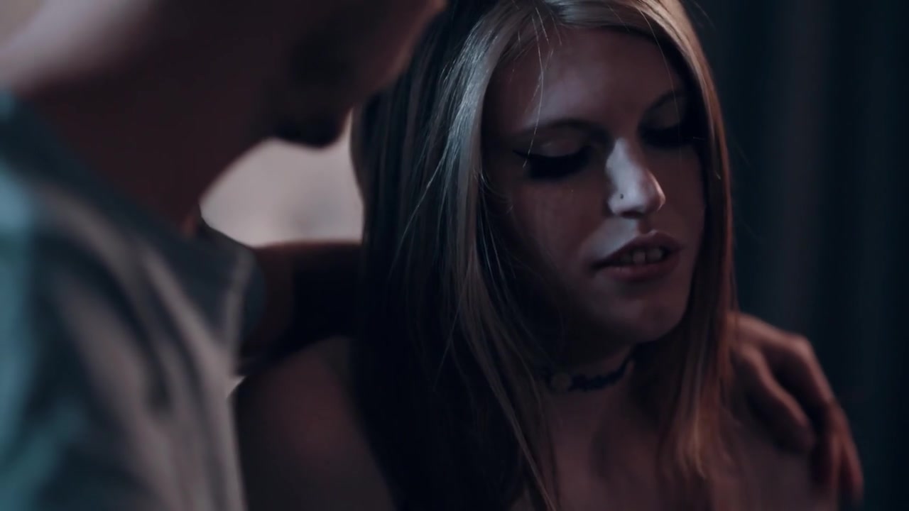 气质极品身材人妖和小鲜肉床上翻滚亲密深喉玩屁眼