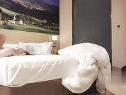 美腿轻少妇黄色齐逼短裙太亮眼了