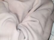 白皙美肌借金妻。对金钱困扰、一面讨厌一面被多位他人肉棒侵犯连续中出