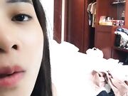 国人小哥找来2个越南妹子宾馆玩直播口交抽插