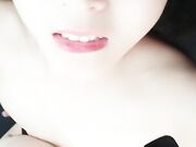 清秀妹子户外车震双人啪啪道具玩弄