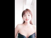 20岁小妹妹榜上房东大叔 走上人生巅峰