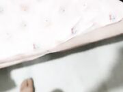 白皙妹子双人舔硬JJ后入大力抽插从下往上骑乘