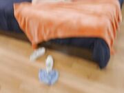 桑德·科沃斯抓到金发少女莱拉·贝尔手淫 并把他的大鸡巴给了她