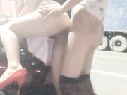 墨镜妹子深夜马路边引擎盖上抱着操后入猛干