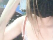 墨镜妹子深夜马路边引擎盖上抱着操后入猛干