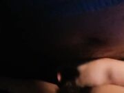 墨镜骚女和炮友驾车小树林车震黑丝足交抽插