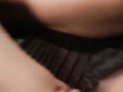 墨镜骚女和炮友驾车小树林车震黑丝足交抽插