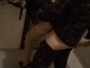 骚货娘们夜晚寂勾搭邻居到顶楼打炮姿势淫荡