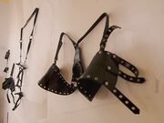 疯狂虐待美女嘴罩上按在按摩床上捏乳头双指头插双洞疼的嗷嗷叫射出爱液射满一脸