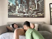 我和继妹独自在家里醒来 所以我们在客厅做爱