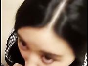 漂亮大眼华裔美女跪着吃大洋屌 这口活技术真心好从头舔到尾太爽了