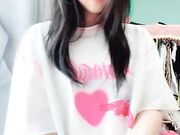 清纯美少女 自己闺房自摸诱惑 超粉嫩小穴特写 揉捏奶子磨蹭阴蒂 美臀更是诱人