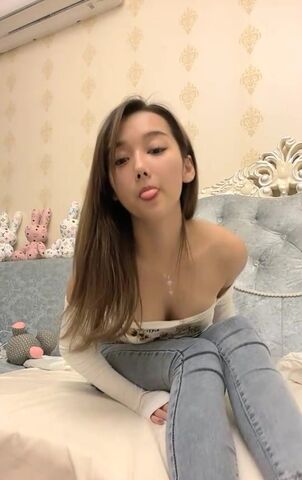 极品超高颜值女神 下海自慰玩弄粉嫩小穴 淋浴洗澡做地上瓣开骚穴花洒喷水冲击