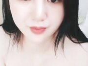 乌黑长发妹子有点含羞放不开只是用手指抠逼掰穴