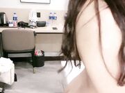 大眼萌妹子被男友后入操逼呻吟声很大很刺激