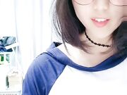 粉色奶头眼镜美少女外表甜美性格超好！张开双腿掰穴