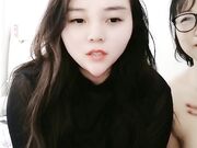 两风骚少妇勾搭快秃顶的老大爷激情啪啪轮草