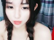 眼睛萌妹子趴下给男友口被男友后入操逼