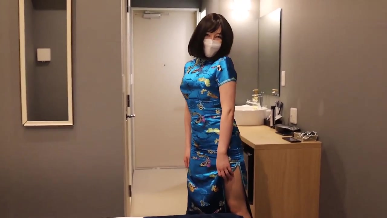 蓝色旗袍下的丰满身材。 半卧在床榻尽风骚